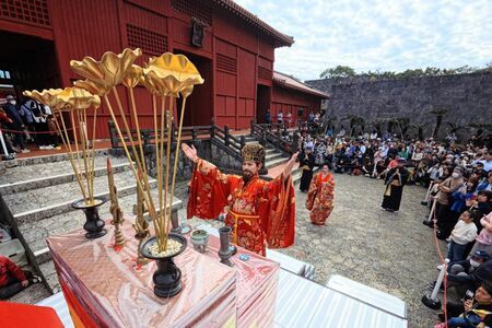 伝統的な正月儀式を再現した「朝拝御規式」＝１日、那覇市の首里城公園（竹花徹朗撮影）