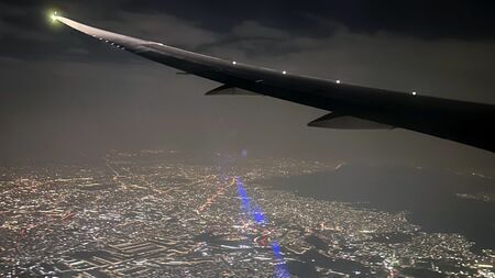 ロサンゼルス発メキシコシティ行きのアエロメヒコから見た、メキシコシティの夜景。この頃は余力があった……（写真：筆者撮影）