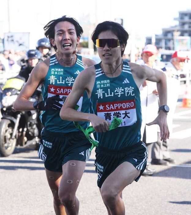 青学大3区の鶴川正也（左）と青学大4区の太田蒼生＝平塚中継所（代表撮影）