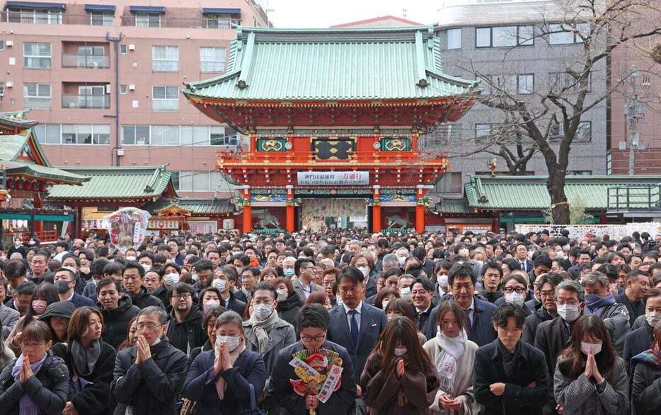 神田明神で商売繁盛などを祈願する参拝者たち＝6日午後、東京都千代田区（松井英幸撮影）