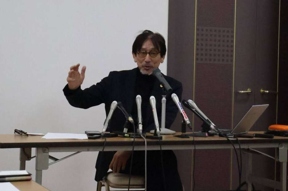 会見する告発代理人の徳永信一弁護士＝7日午後、神戸市中央区