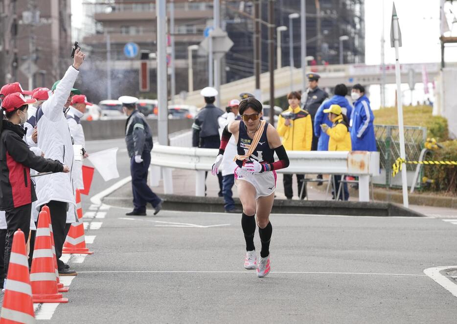 戸塚中継所から繰り上げでスタートする日大9区小路（撮影・垰建太）