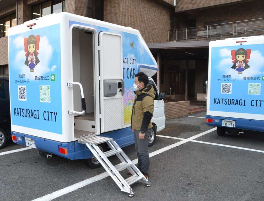 災害などに活用するために奈良県葛城市が導入した自走式小型トイレカー＝同市役所新庄庁舎