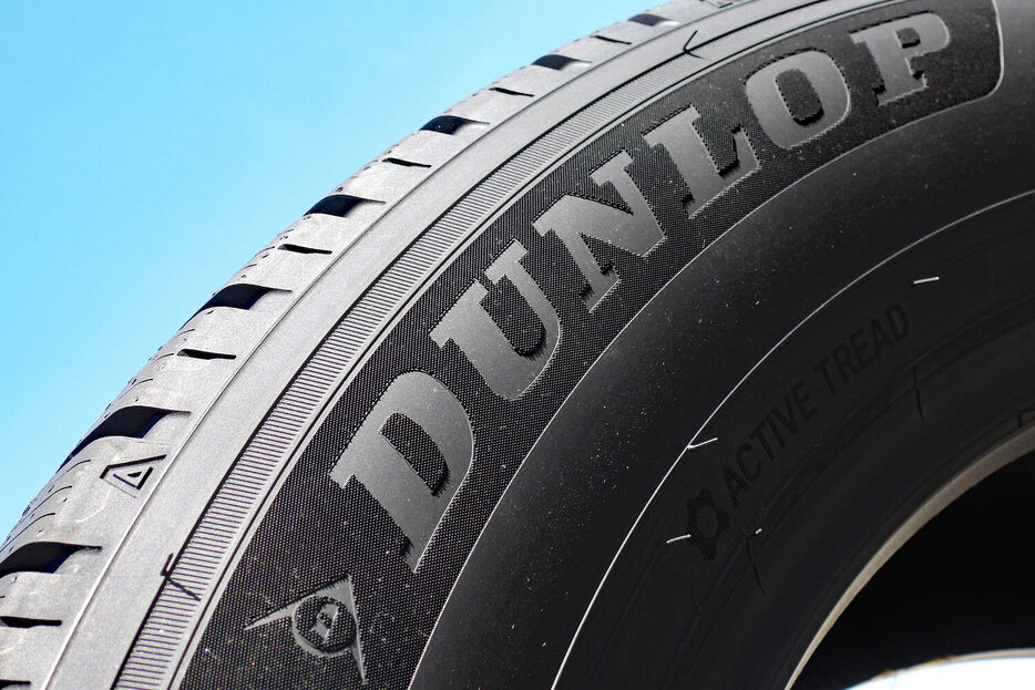 住友ゴムのタイヤに施された「DUNLOP」のロゴ。