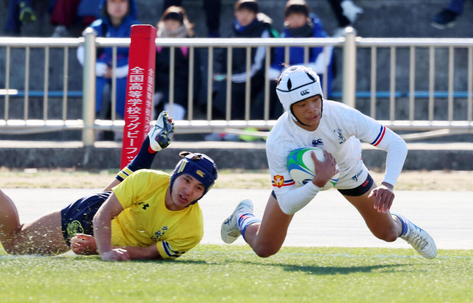 国学院久我山対大分東明　前半、左隅へ先制トライを決める大分東明・下川（撮影・加藤哉）