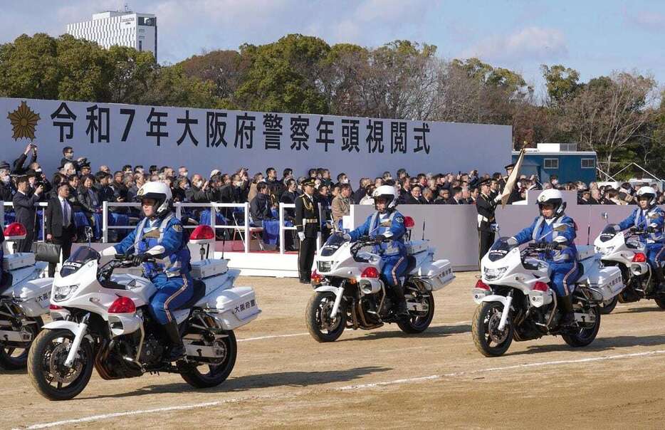 大阪府警の年頭視閲式で分列行進を行う白バイ隊＝9日午前、大阪市中央区の大阪城公園（南雲都撮影）