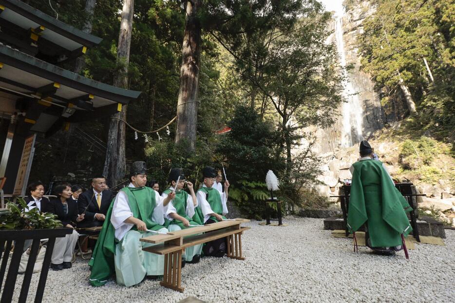 「那智の滝」の前で営まれた熊野那智大社の「牛王神璽祭」＝8日午前、和歌山県那智勝浦町