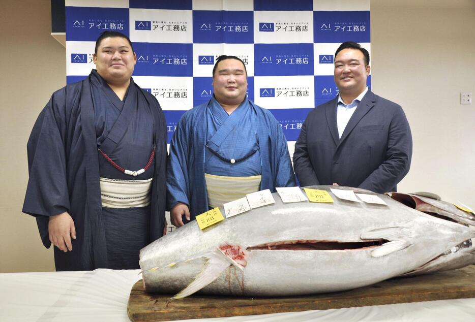 豊洲市場の「初競り」で落札された青森県大間産クロマグロを前に、記念撮影する（左から）大の里、白熊、二所ノ関親方＝5日、茨城県阿見町の二所ノ関部屋