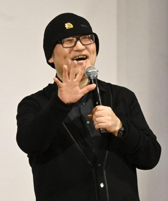 ファンとの交流会に参加した「名探偵コナン」作者の青山剛昌さん＝3日午後、鳥取県北栄町