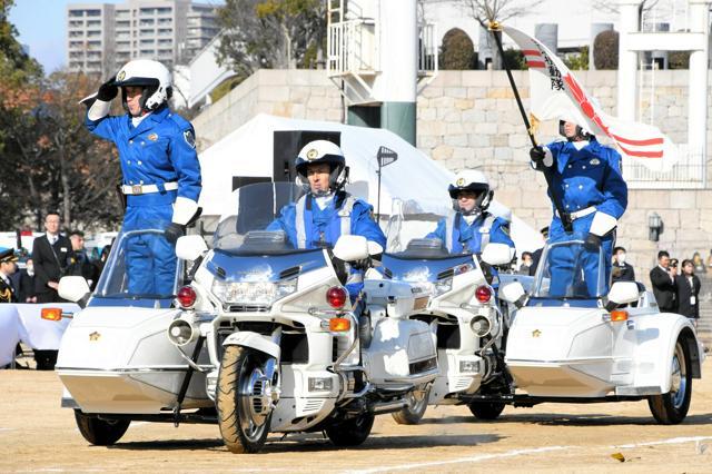 年頭視閲式で行進する車両部隊=2025年1月9日、大阪市中央区、小島弘之撮影