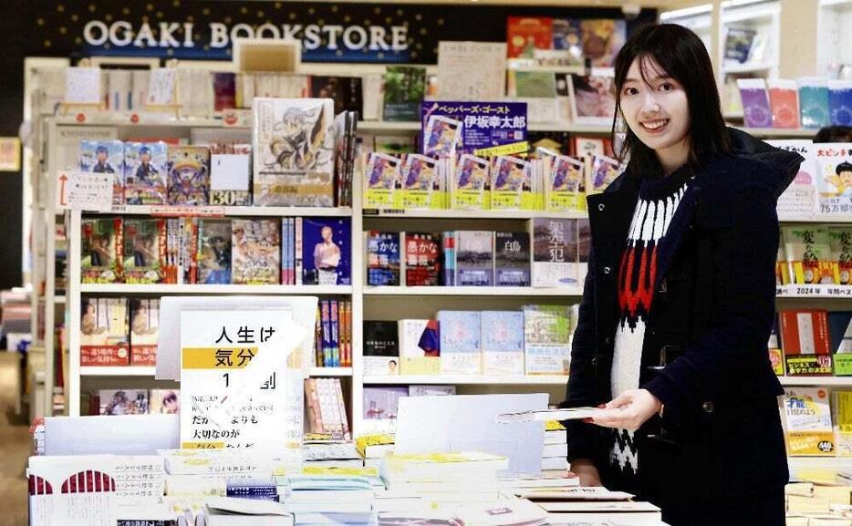 「書店は、良い本と出会える一番の出会いの場。京都はすてきな書店が多く、読んだり書いたり、落ち着いたりできる場所」と語る（京都市下京区の大垣書店京都ポルタ店で）＝川崎公太撮影