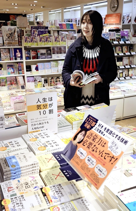 書店で本を選ぶ。「読書の価値を高めたい」