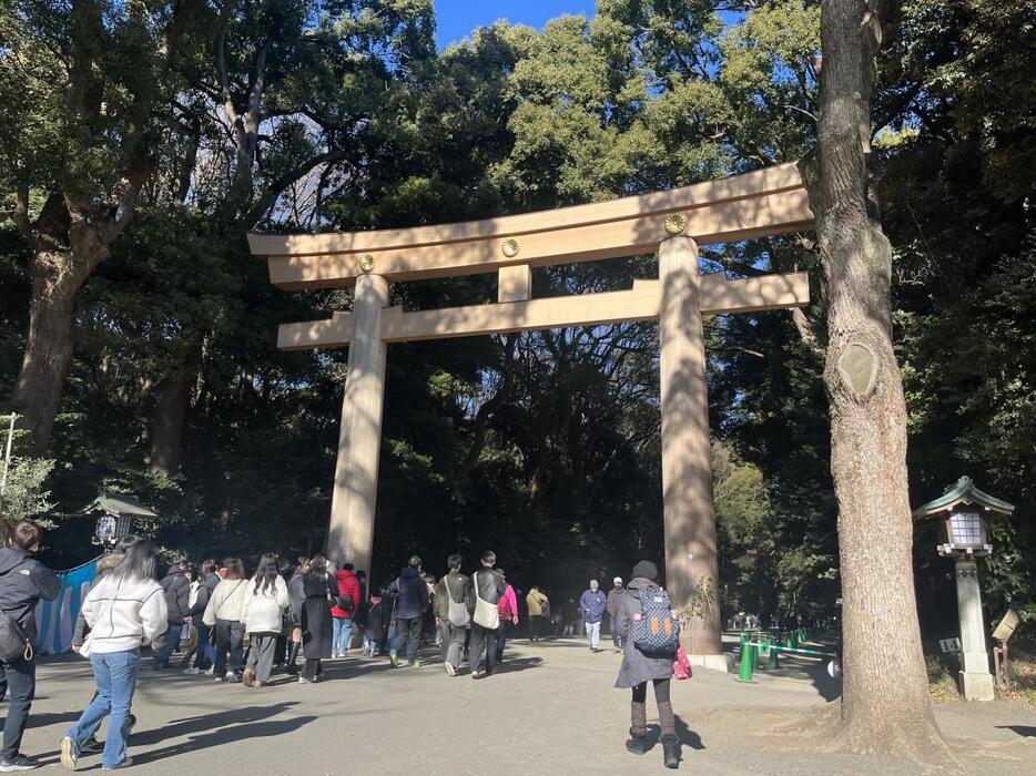 参拝客が訪れる明治神宮（第一鳥居の様子）