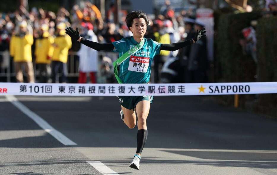 【第101回箱根駅伝】＜往路　芦ノ湖　5区＞　1位でゴールする青学大・若林宏樹　＝神奈川県箱根町（撮影・佐藤徳昭）