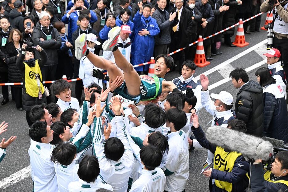 胴上げされる青山学院大１０区・小河原陽琉（カメラ・竹松　明季）