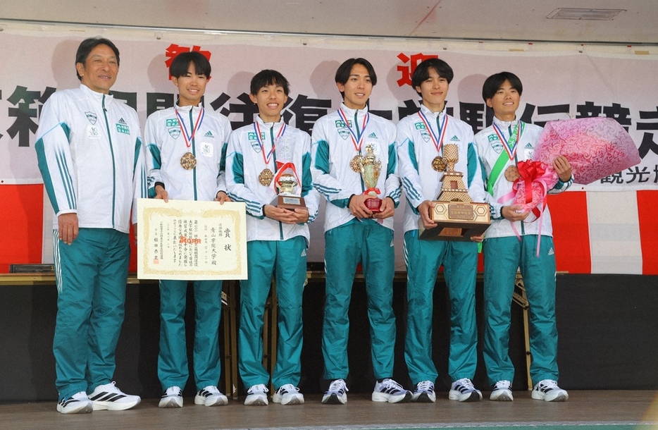 ＜箱根駅伝往路・芦ノ湖ゴール＞往路優勝し、笑顔の青学大（左から）原監督、宇田川、黒田、鶴川、太田、若林（撮影・松永柊斗）