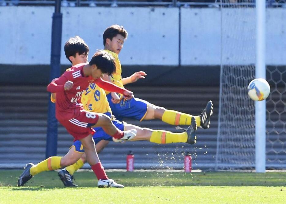 　前半、６点目のゴールを決める流通経大柏・亀田歩夢（手前）＝撮影・開出牧