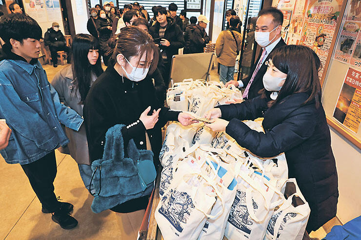 能登半島応援福袋を買い求める観光客ら=2日、ひみ番屋街