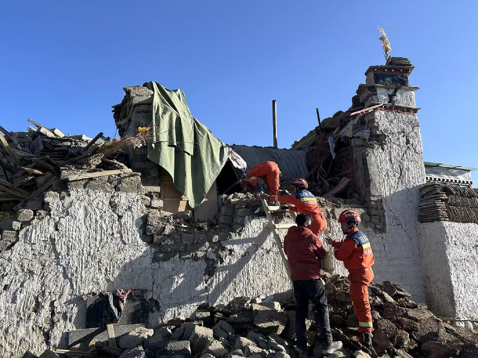 ７日、地震に見舞われた中国チベット自治区南部シガツェで活動する救急隊員。