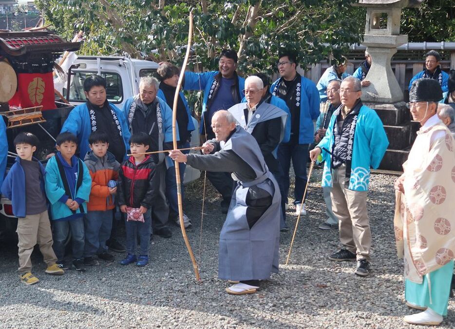 的射で的を狙う森下松次郎総代長（７日、和歌山県田辺市新庄町の大潟神社で）