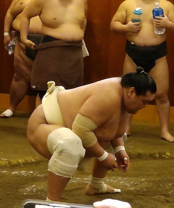 時津風部屋に出稽古した横綱・照ノ富士は正代と11番で全勝。立ち合いの当たりなど確認した