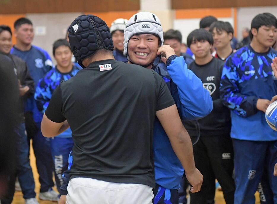 　笑顔を見せる東海大大阪仰星・青野主将（撮影・石井剣太郎）