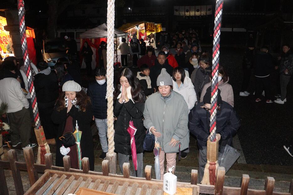 初詣に訪れた多くの参拝者＝岡山県津山市、徳守神社で