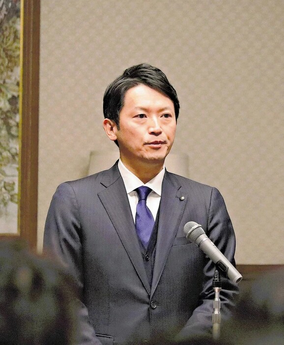 年頭あいさつをする斎藤知事（兵庫県公館で）