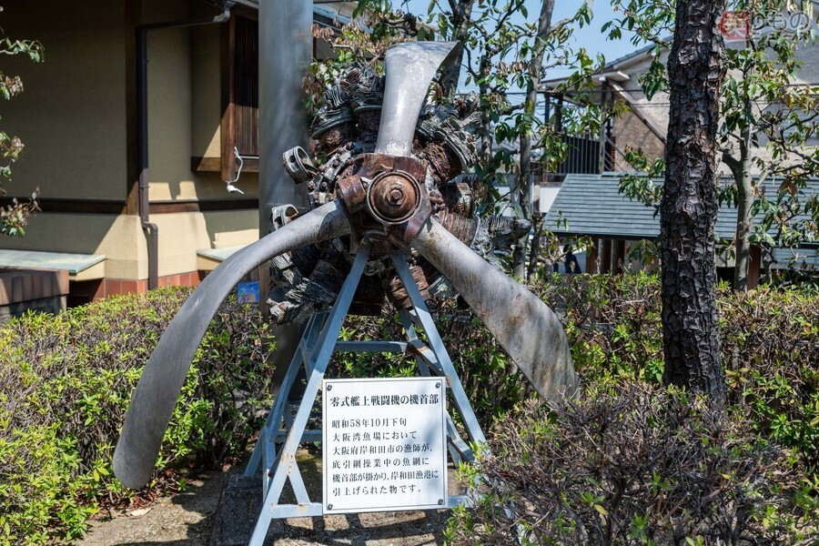 京都府八幡市の飛行神社の境内に展示されている零戦のエンジン（石津祐介撮影）。