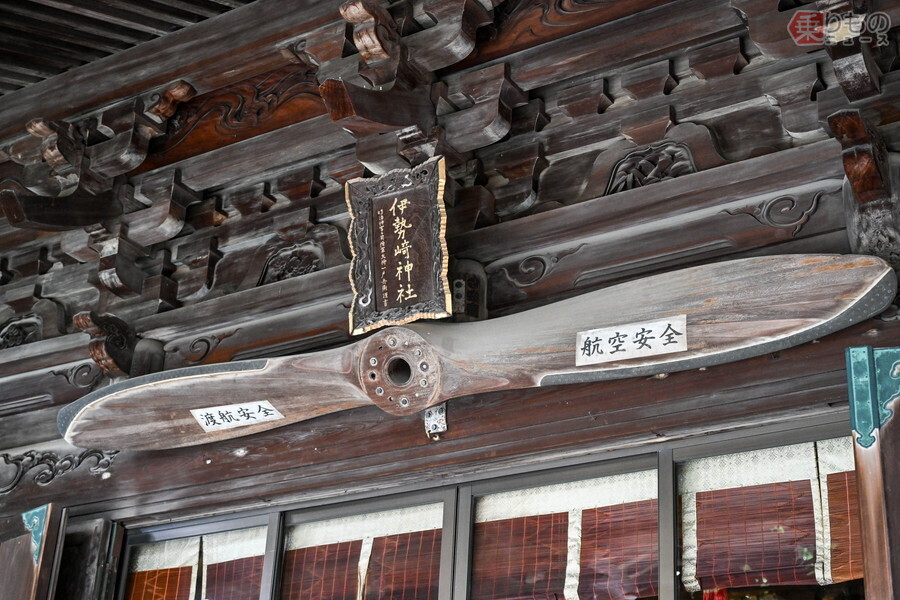 伊勢崎神社の拝殿に奉納されている木製プロペラ（石津祐介撮影）。