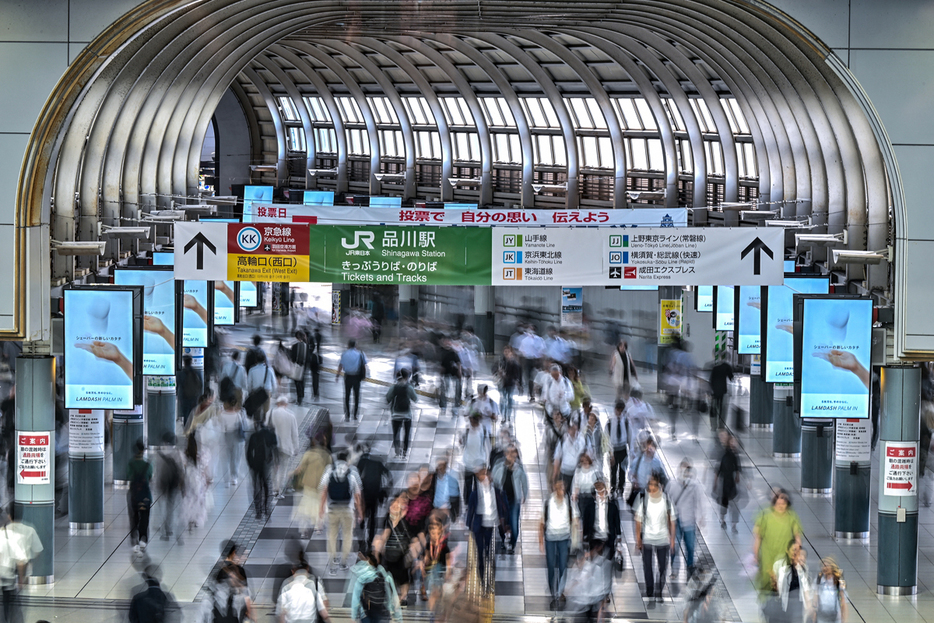 東京・品川駅の通路を歩く通勤客ら（ＡＦＰ時事）