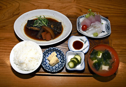 「鮮魚の日替わり定食」は「子持ちカレイ煮付け」。刺し身とみそ汁、卵焼き、漬物がついた