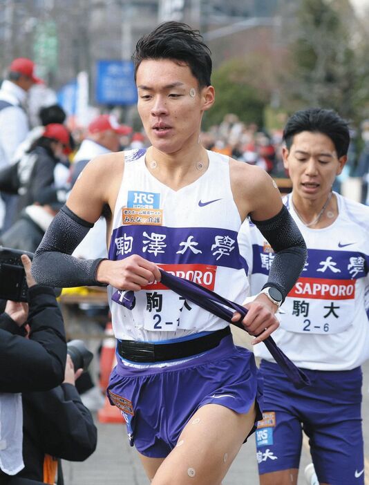 小田原中継所を出発する駒大・佐藤圭汰