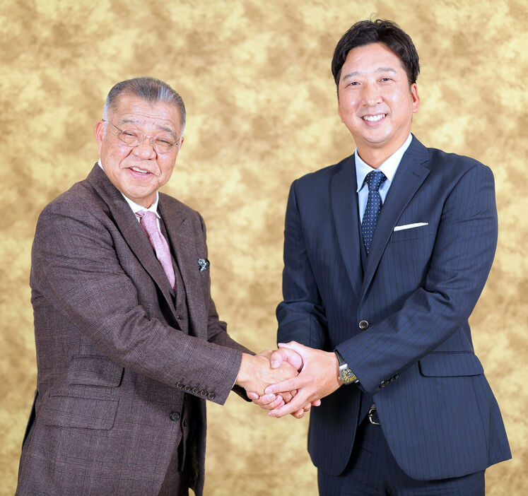 掛布雅之OB会長（左）と新春スペシャル対談を行った藤川球児監督（カメラ・岩田　大補）