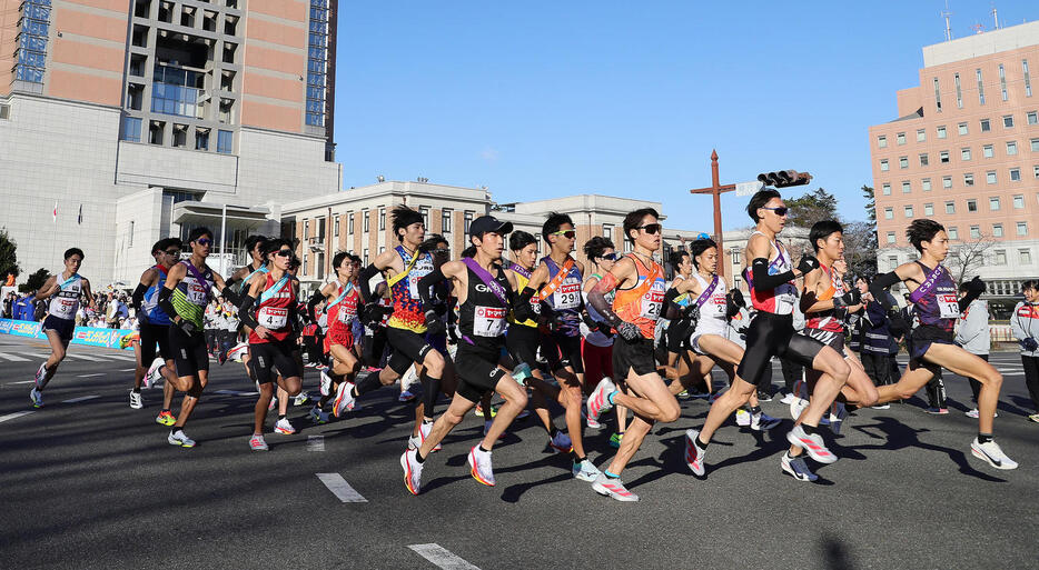 群馬県庁前をスタートする1区の選手たち（撮影・足立雅史）