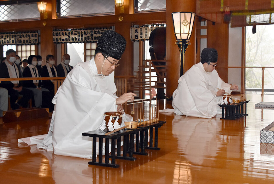 農作物の豊凶などを占った筒粥神事＝７日、大山阿夫利神社下社