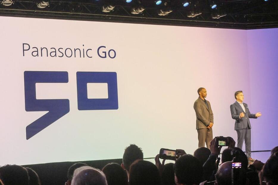 「Panasonic Go」を発表する楠見グループCEO（右）