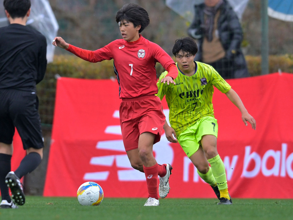 東山高MF善積甲知(2年=MIOびわこ滋賀U-15出身)は守備でチームの勝利に貢献(Koki NAGAHAMA/GEKISAKA)