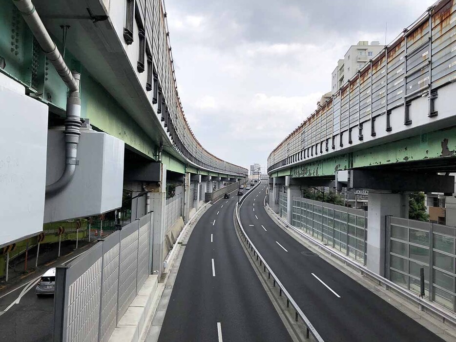 高井戸IC付近の都道14号新宿国立線（乗りものニュース編集部撮影）。