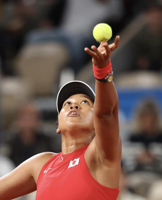 パリ五輪　テニス　女子シングルス1回戦　サーブを放つ大坂なおみ＝2024年7月27日