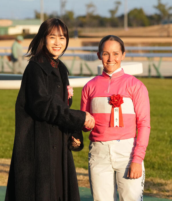 京都金杯を制したキング騎手（右）と握手を交わすプレゼンターの前田敦子（撮影・森本幸一）