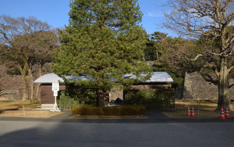 落書きされたトイレのある建物。新年一般参賀で皇居に入った人が使える状態だった＝東京都千代田区の皇居で2025年1月2日午後3時1分、山田奈緒撮影