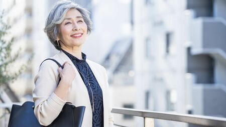 今後の人生を楽しくできるかどうかは、50代でどう振る舞うかにかかっている（写真：ほんかお／PIXTA）