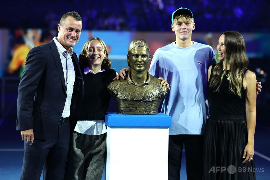 元男子テニスのレイトン・ヒューイット氏（左）と息子のクルーズ・ヒューイット（右から2人目、2024年1月24日撮影）。【翻訳編集】 AFPBB News