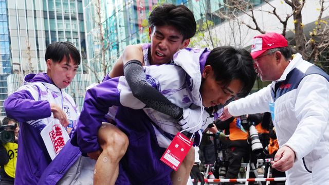 箱根駅伝で10区を走った駒澤大学の小山翔也選手をおんぶする篠原倖太朗選手(写真：日刊スポーツ/アフロ)