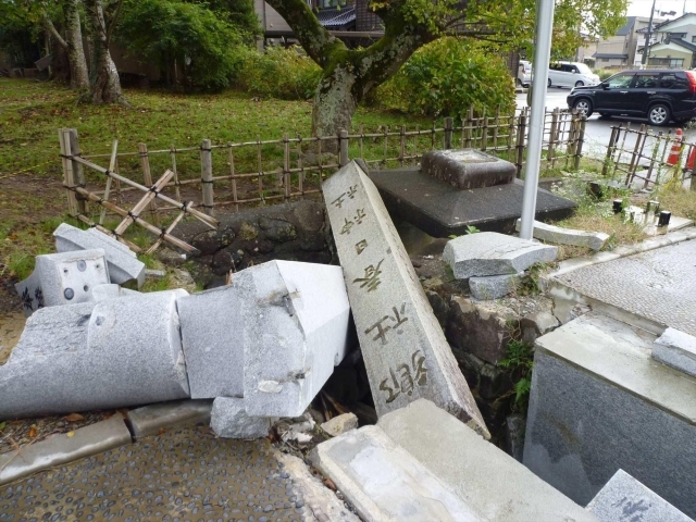 地震で倒壊した春日神社の社号標=2024年11月撮影(春日大社提供)