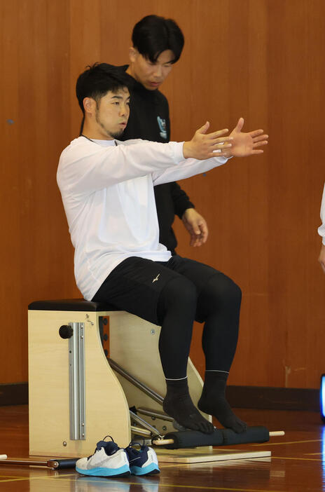 自主トレ公開日、体幹トレーニングを行った近藤（撮影・梅根麻紀）