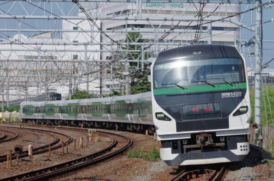 JR東日本のE257系（画像：写真AC）。