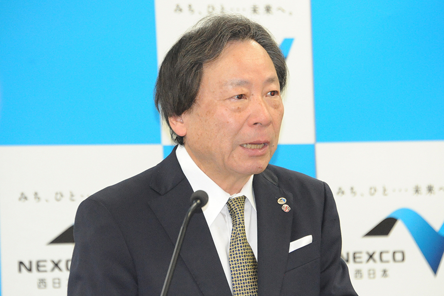 深夜割引の延期を説明するNEXCO西日本 芝村善治社長（中島みなみ撮影）。