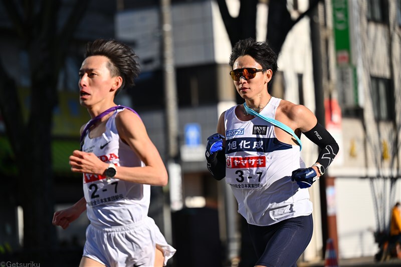 白熱のアンカー対決を演じた旭化成・井川龍人（右）とHonda・中山顕